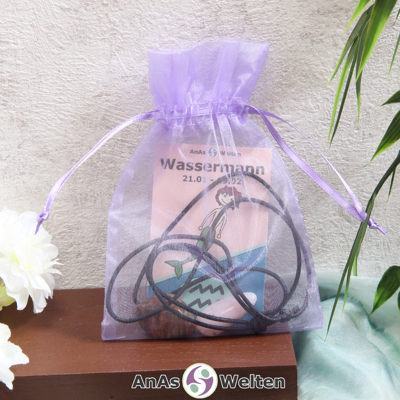 Ein beispielhaftes Sternzeichen Steine Set Wassermann mit Karte, Trommelstein und Edelsteinkette in einem lila Organzabeutel.
