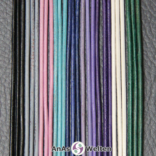 Das Beitragsbild für das Ziegenlederband stellt die unterschiedlichen Farben anhand von je 3 Ziegenlederbändern dar. Von links nach rechts sind das schwarz, grau, rosa, türkis, königsblau, flieder, lila, weiß und grün.